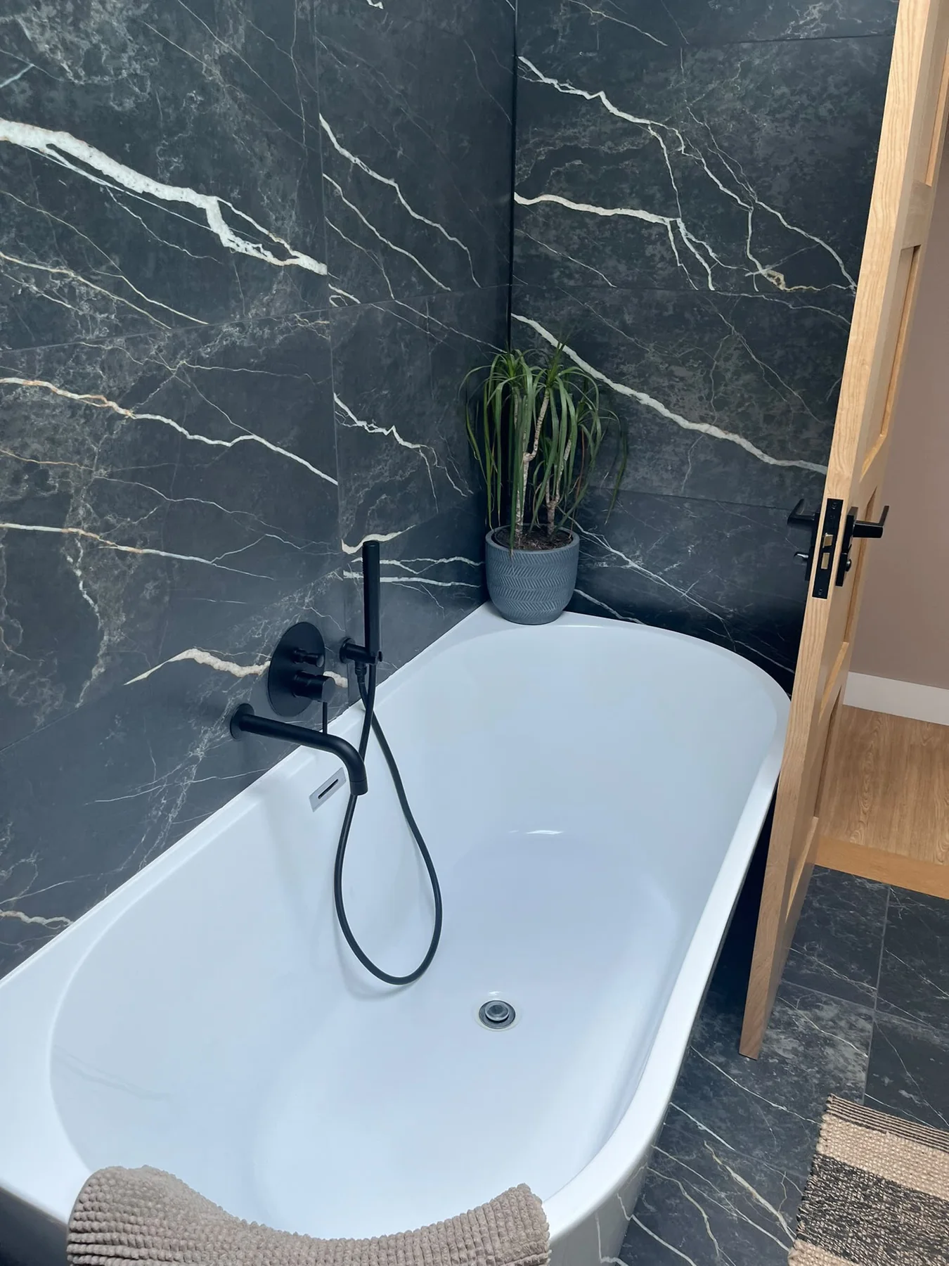 Freestanding bath finish