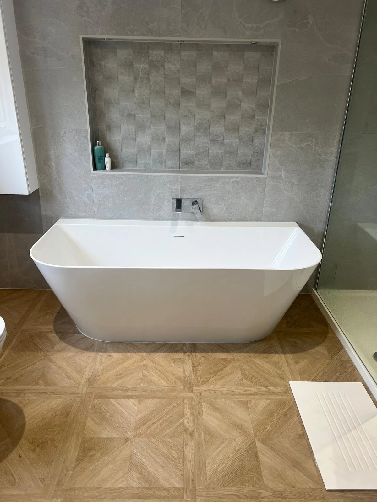 Modern freestanding bath